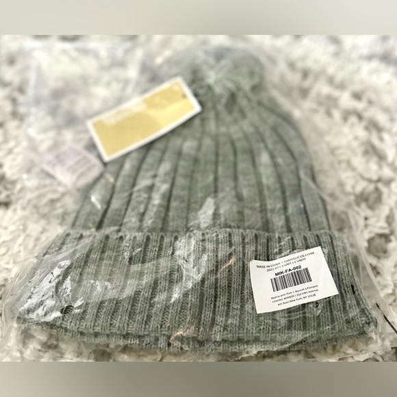 ?MICHAEL KORS??NWT?GRAY RIBBED KNIT BEANIE HAT WITH POM main image 8